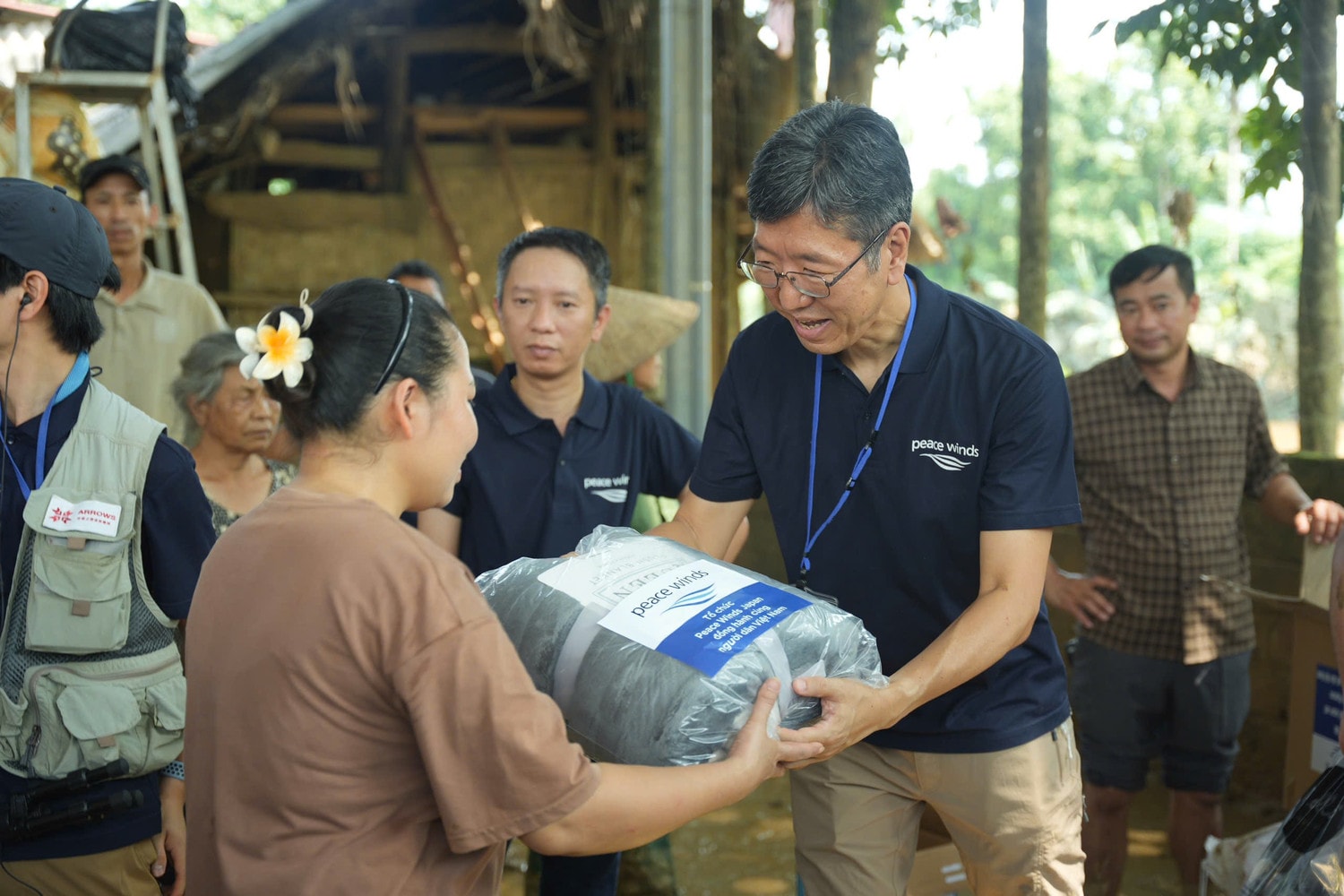 Ông Nobuyuki Harita, đại diện “Dự án bảo vệ tính mạng và sức khỏe của người dân Việt Nam", tổ chức Peace Winds Japan trao quà cứu trợ tới người dân Yên Bái