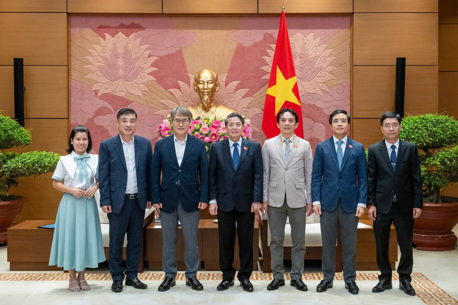 Phó Chủ tịch Quốc hội Nguyễn Đức Hải, ông Kim JinYoung, cựu Ủy viên Ban quản lý Khu kinh tế Seoul và các đại biểu tham dự cuộc tiếp