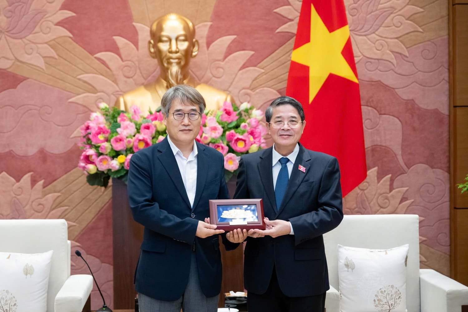 Phó Chủ tịch Quốc hội Nguyễn Đức Hải trao quà lưu niệm tặng ông Kim JinYoung, cựu Ủy viên Ban quản lý Khu kinh tế Seoul