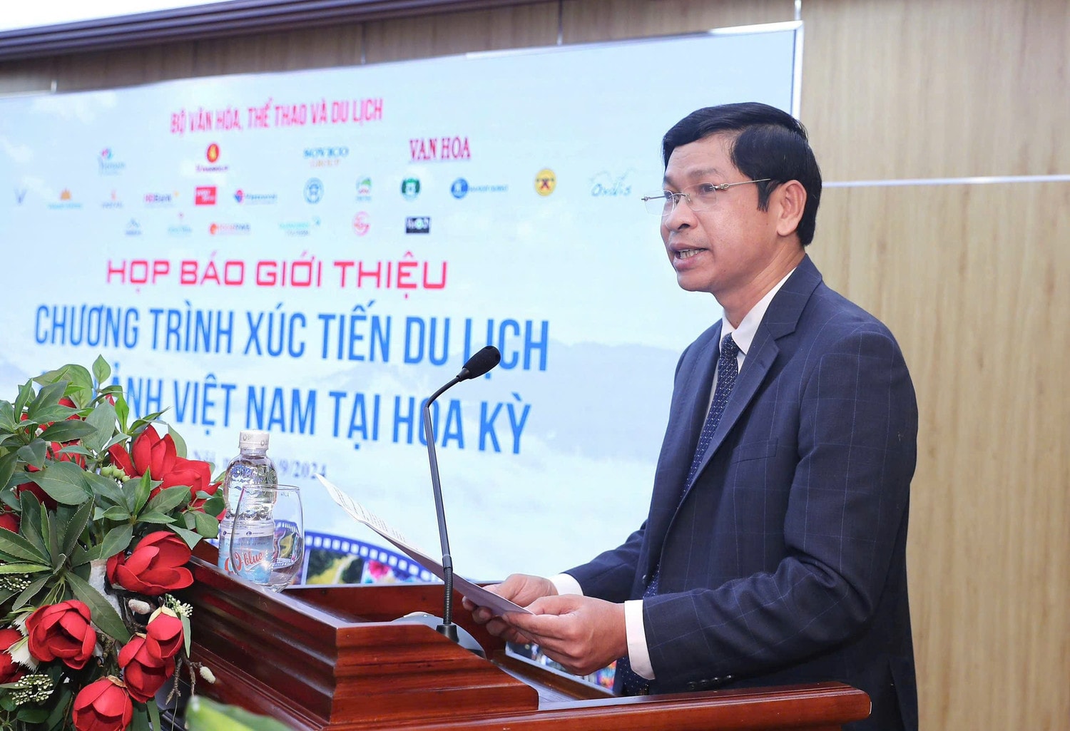 Thứ trưởng Bộ Văn hóa, Thể thao và Du lịch Hồ An Phong phát biểu tại họp báo