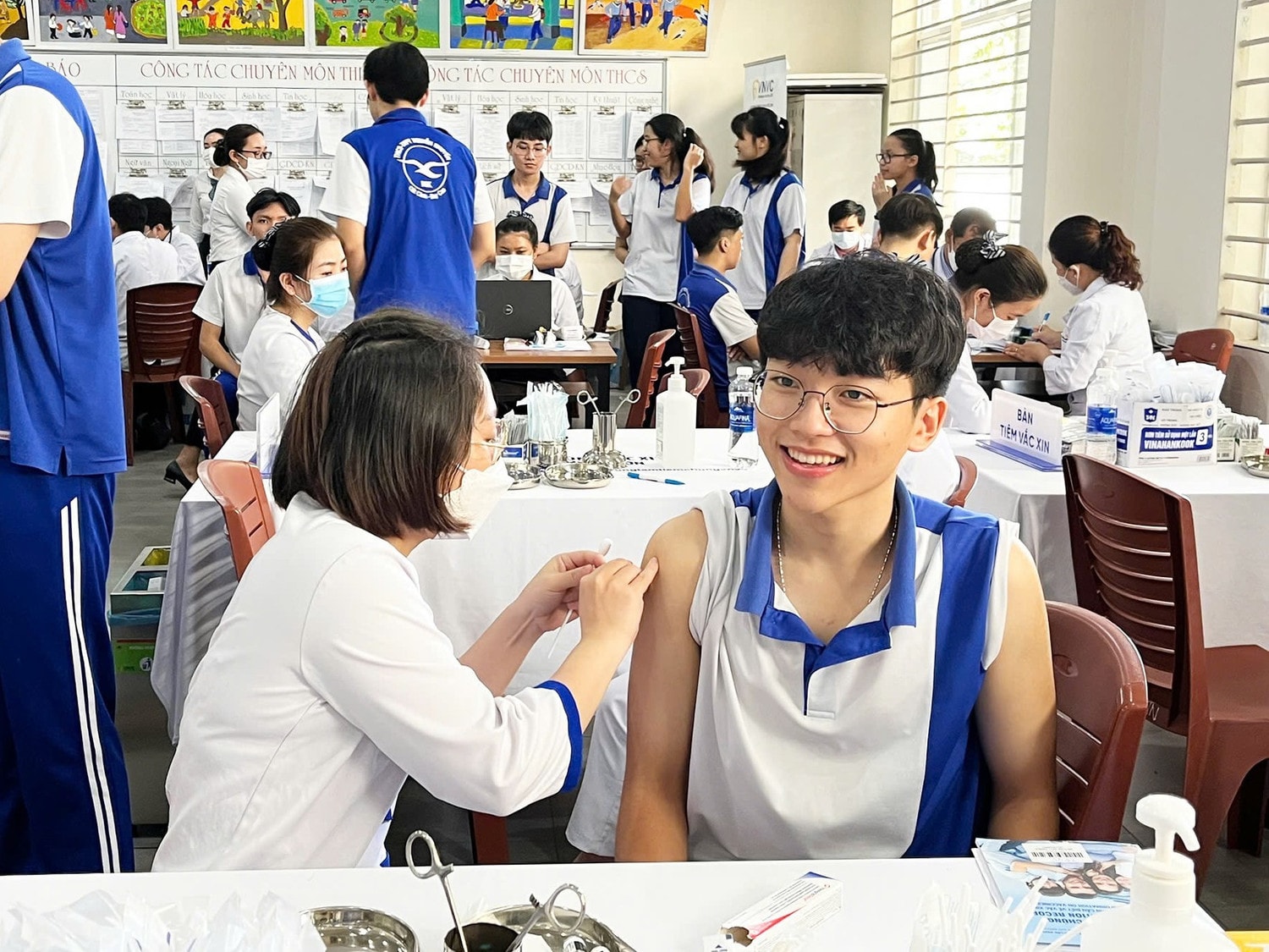 tiem-vac-xin-truong-hoc.jpg