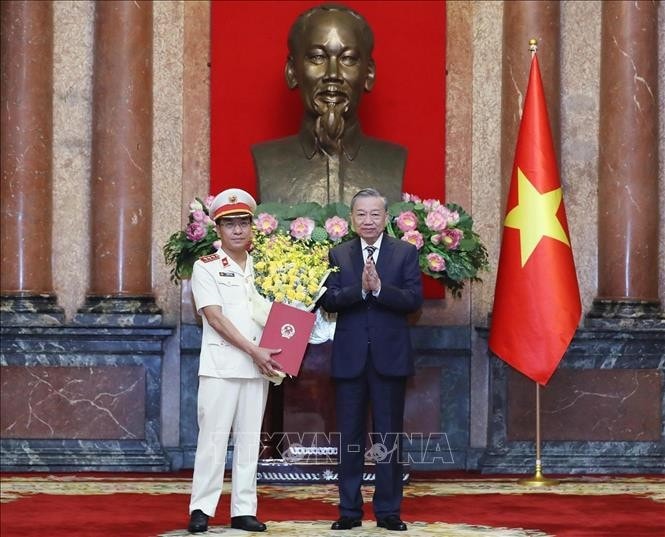Tổng Bí thư, Chủ tịch nước Tô Lâm trao quyết định bổ nhiệm đồng chí Hồ Đức Anh giữ chức Phó Viện trưởng Viện Kiểm sát nhân dân tối cao. Ảnh: Lâm Khánh/TTXVN