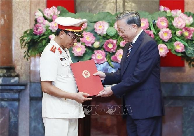 Tổng Bí thư, Chủ tịch nước Tô Lâm trao quyết định bổ nhiệm đồng chí Hồ Đức Anh giữ chức Phó Viện trưởng Viện Kiểm sát nhân dân tối cao. Ảnh: Lâm Khánh/TTXVN