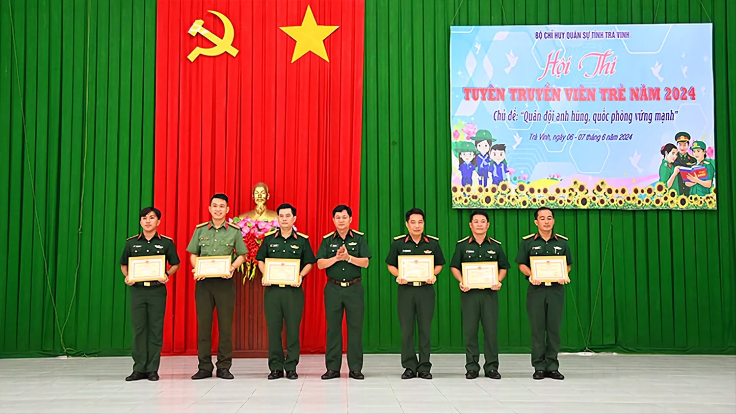 Bộ Chỉ huy Quân sự tỉnh Trà Vinh trao giải Hội thi tuyên truyền viên trẻ dành cho lực lượng vũ trang nhân dân năm 2024. Ảnh: Hữu Hiệp