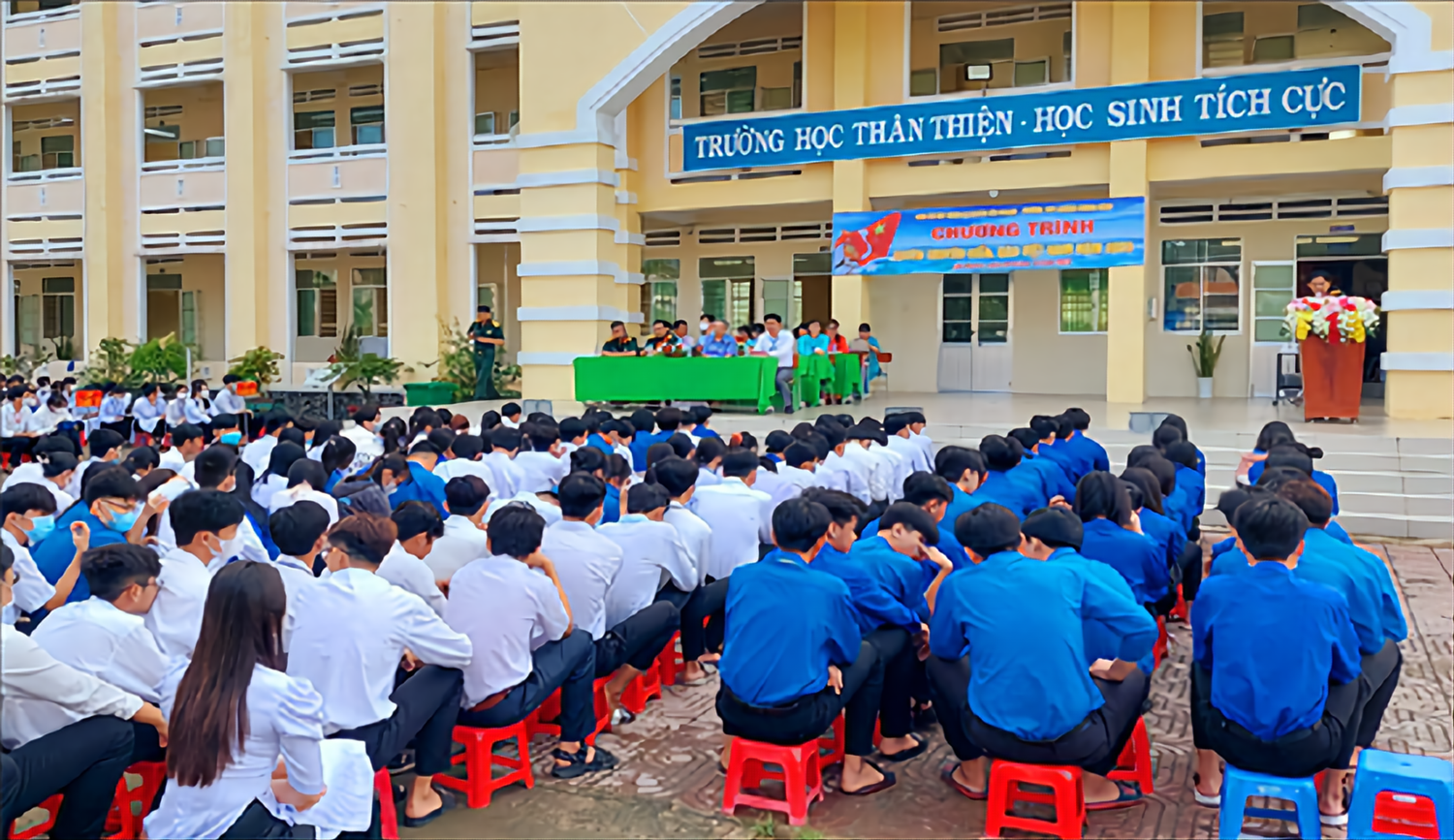 Ban CHQS huyện Cầu Ngang tuyên truyền pháp luật biển, đảo cho học sinh Trường THPT Dương Quang Đông, thị trấn Cầu Ngang