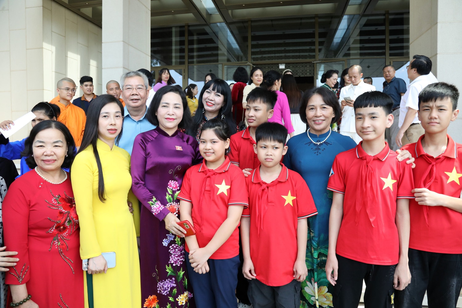 Phó Chủ tịch Quốc hội Nguyễn Thị Thanh chụp ảnh lưu niệm với các em học sinh và các thầy cô giáo