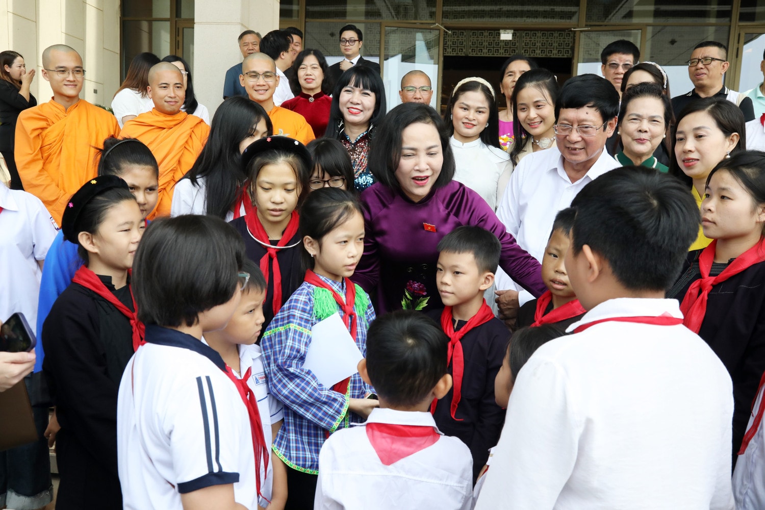 Phó Chủ tịch Quốc hội Nguyễn Thị Thanh hỏi thăm, động viên các em