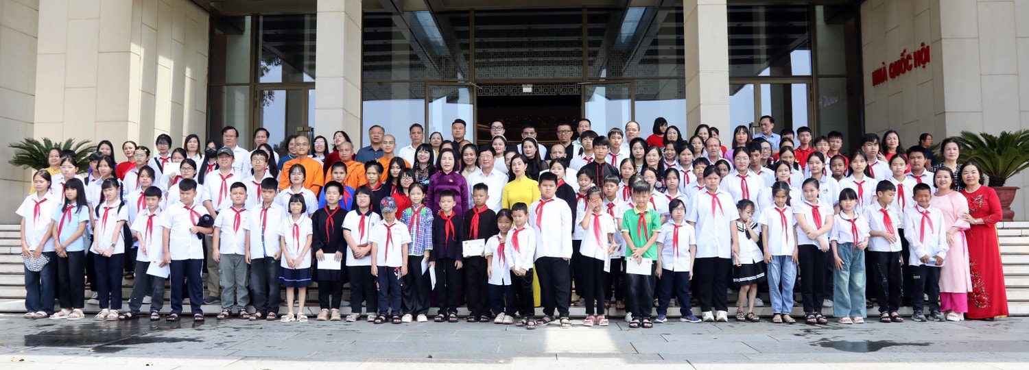 Phó Chủ tịch Quốc hội Nguyễn Thị Thanh cùng các đại biểu, thầy cô giáo và 100 học sinh có hoàn cảnh đặc biệt khó khăn