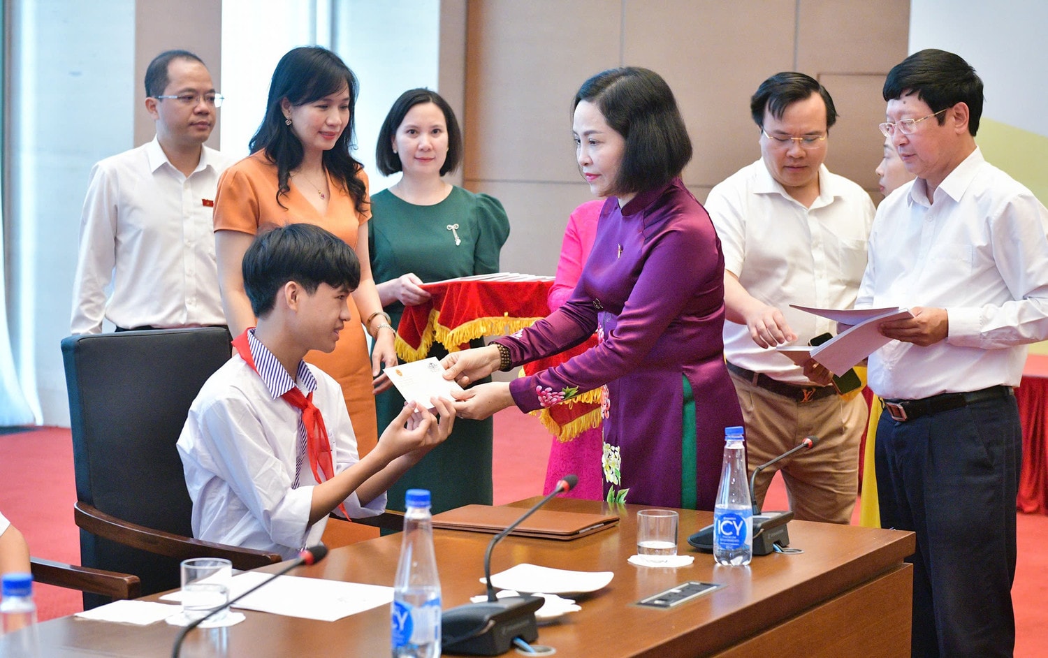 Phó Chủ tịch Quốc hội Nguyễn Thị Thanh tặng quà cho các em học sinh có hoàn cảnh đặc biệt khó khăn