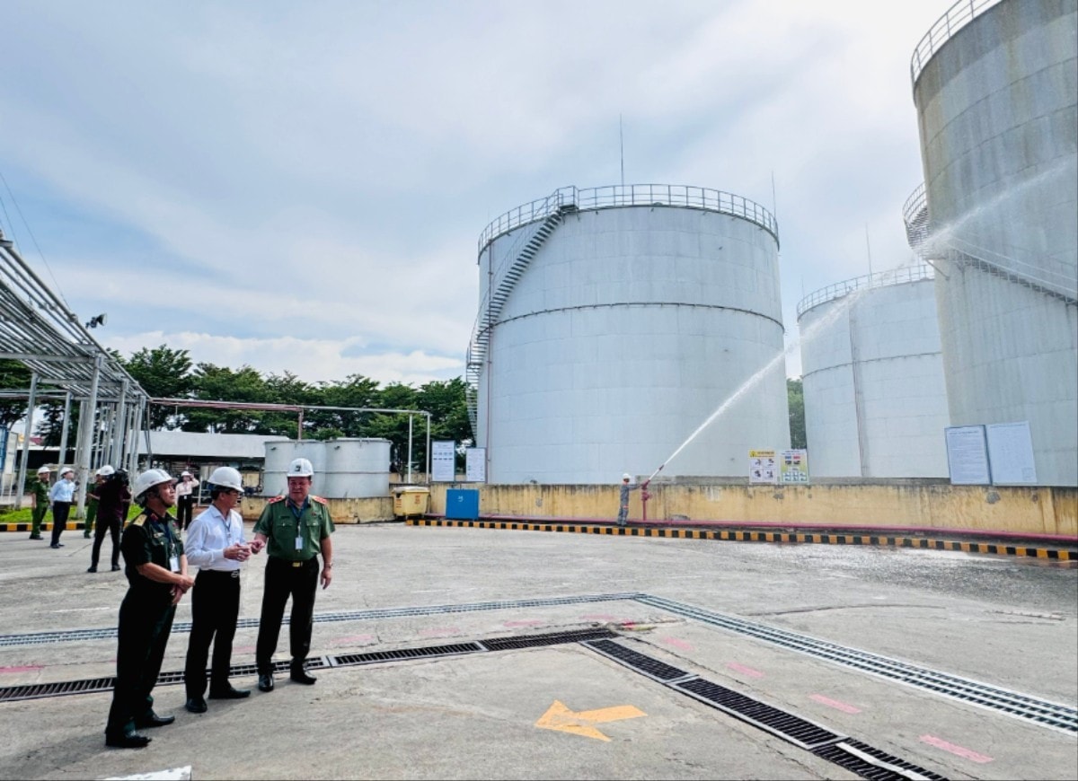 Đoàn khảo sát thực tế tại Công ty Cổ phần Hóa dầu Vạn An - Khu công nghiệp Đông Xuyên (TP. Vũng Tàu)