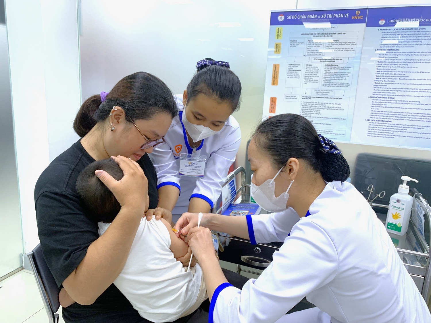 12-tre-tiem-vac-xin-mien-phi-tai-VNVC-ngay16-9-2024-hinh11.jpg