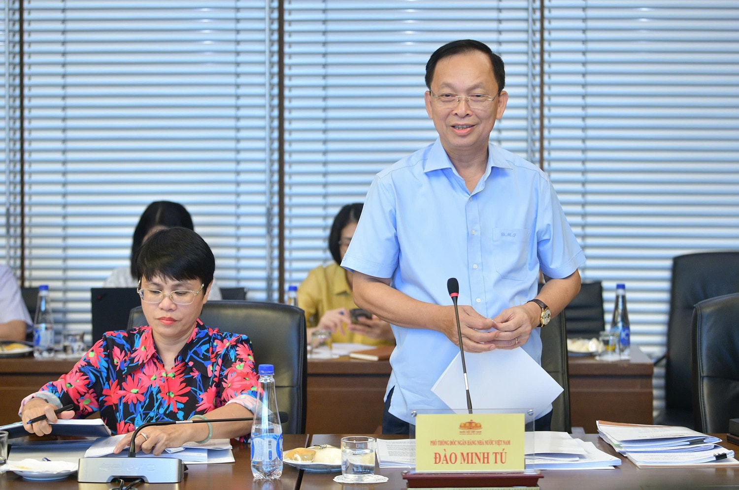 Phó Thống đốc Ngân hàng Nhà nước Đào Minh Tú trình bày Tờ trình của Chính phủ.jpg