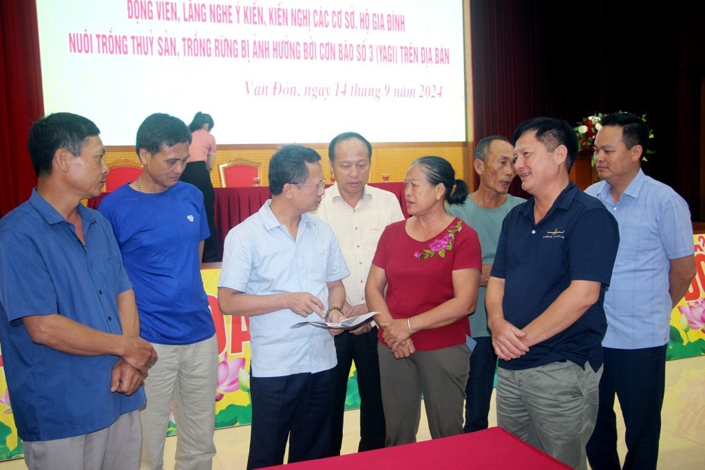 Chủ tịch UBND tỉnh Cao Tường Huy trao đổi, lắng nghe ý kiến của các cơ sở, hộ nuôi trồng thủy sản và trồng rừng bị thiệt hại tại huyện Vân Đồn. Ảnh Mạnh Trường.jpg