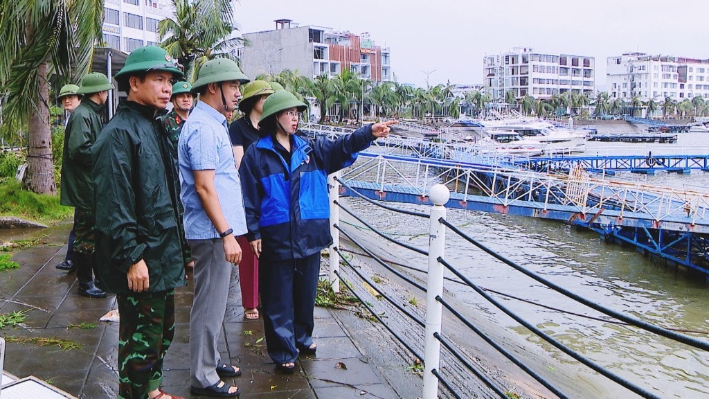 Phó Bí thư Thường trực Tỉnh ủy Trịnh Thị Minh Thanh chỉ đạo công tác khắc phục tại cảng tàu quốc tế Tuần Châu. Minh Toàn.jpg