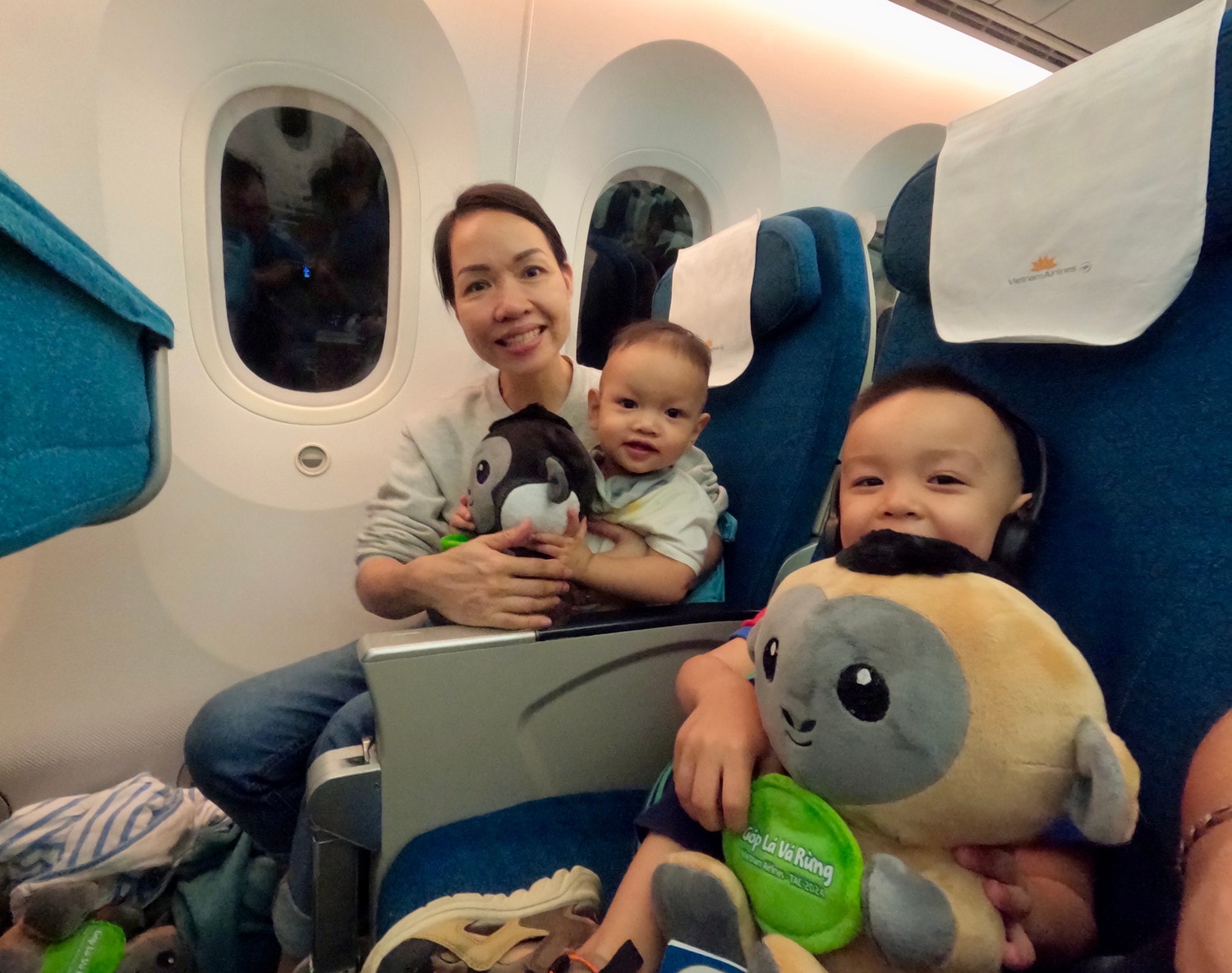 Ảnh 4. Hành khách thích thú với quà tặng bất ngờ và ý nghĩa từ Vietnam Airlines. Ảnh VNA.JPG