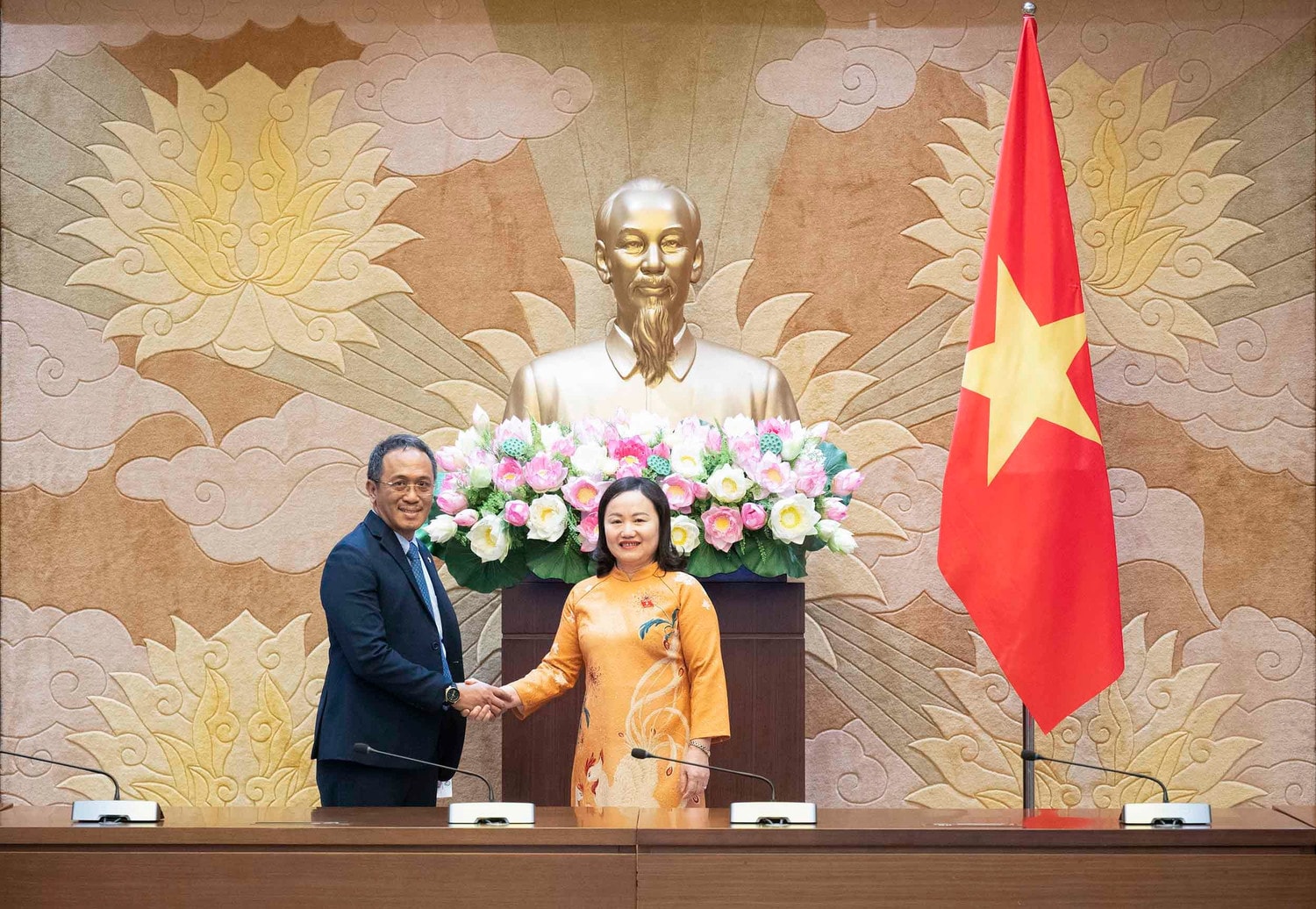 Phó Chủ nhiệm Ủy ban Tài chính - Ngân sách Phạm Thúy Chinh chào mừng Đoàn Ủy ban Tài khoản công Hạ viện Indonesia đến thăm và làm việc tại Việt Nam.jpg