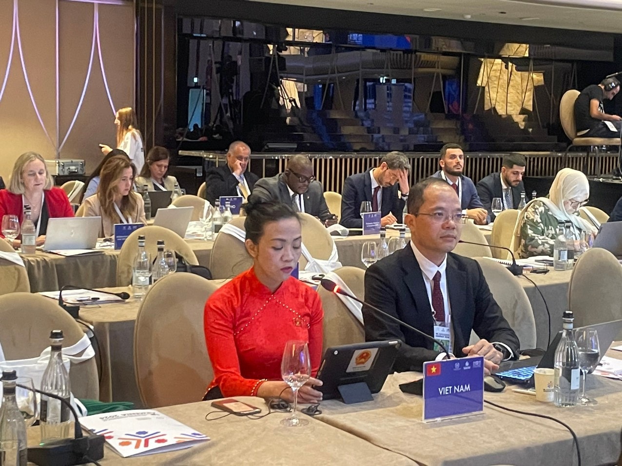 Phó Chủ nhiệm Ủy ban Văn hóa, Giáo dục Đinh Công Sỹ và ĐBQH Trịnh Thị Tú Anh (Lâm Đồng) tham dự Phiên thảo luận chuyên đề của Hội nghị