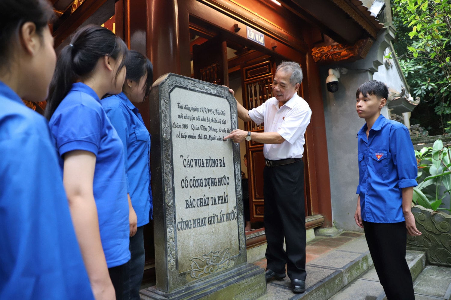 Tấm bia đá khắc lời dạy của Chủ tịch Hồ Chí Minh tại Đền Giếng, Khu di tích lịch sử Quốc gia đặc biệt Đền Hùng - Nguồn: Báo Phú Thọ