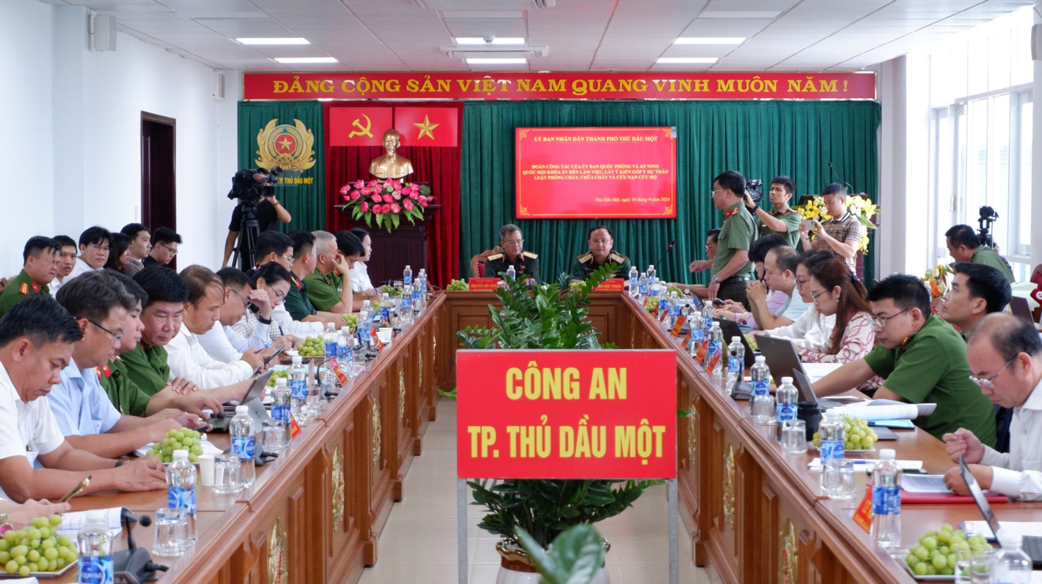 Quang cảnh cuộc làm việc giữa Đoàn giám sát của Ủy ban Quốc phòng và An ninh với UBND TP. Thủ Dầu Một