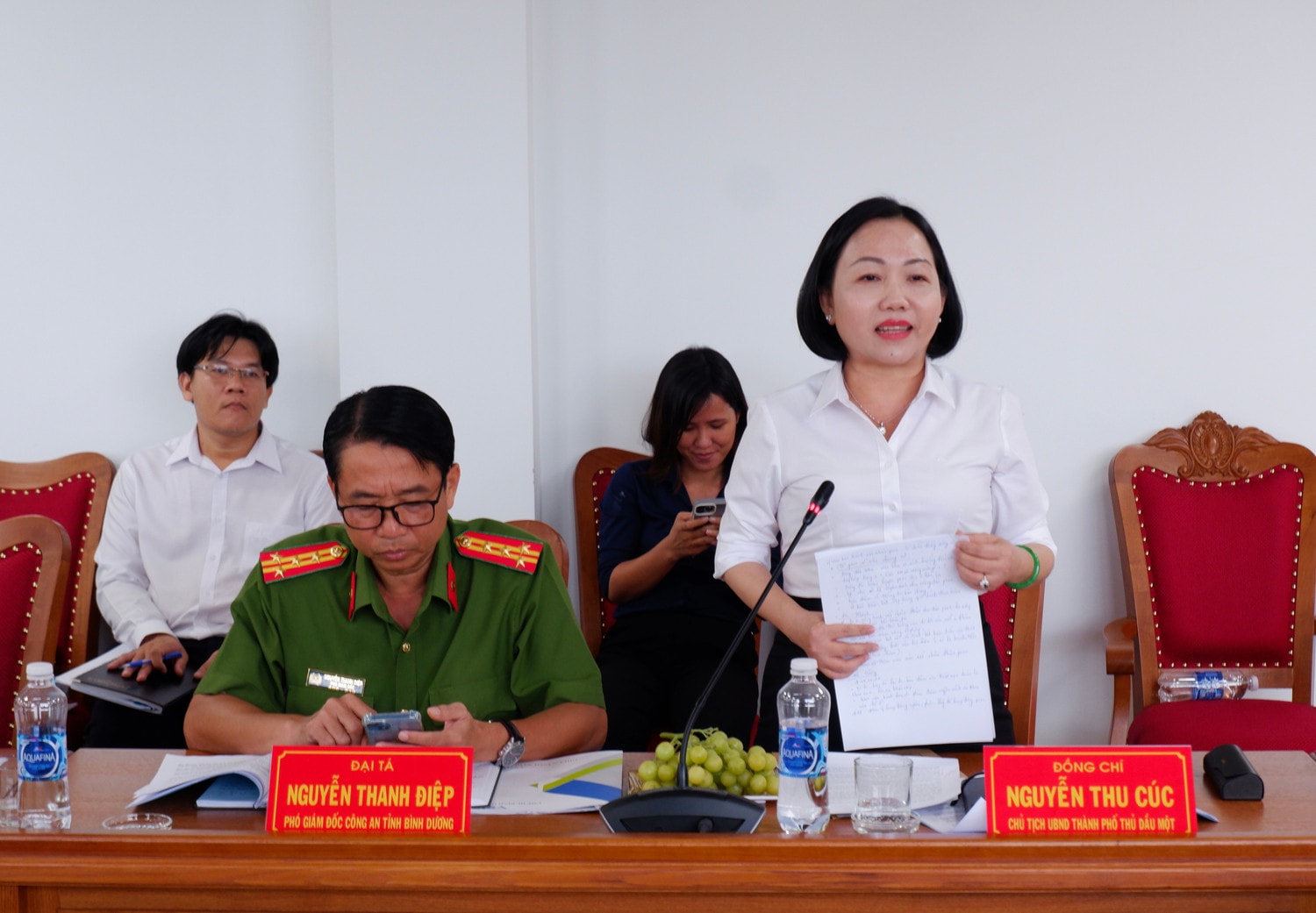 Chủ tịch UBND TP. Thủ Dầu Một Nguyễn Thị Cúc phát biểu, phát biểu, làm rõ những nội dung Đoàn khảo sát nêu