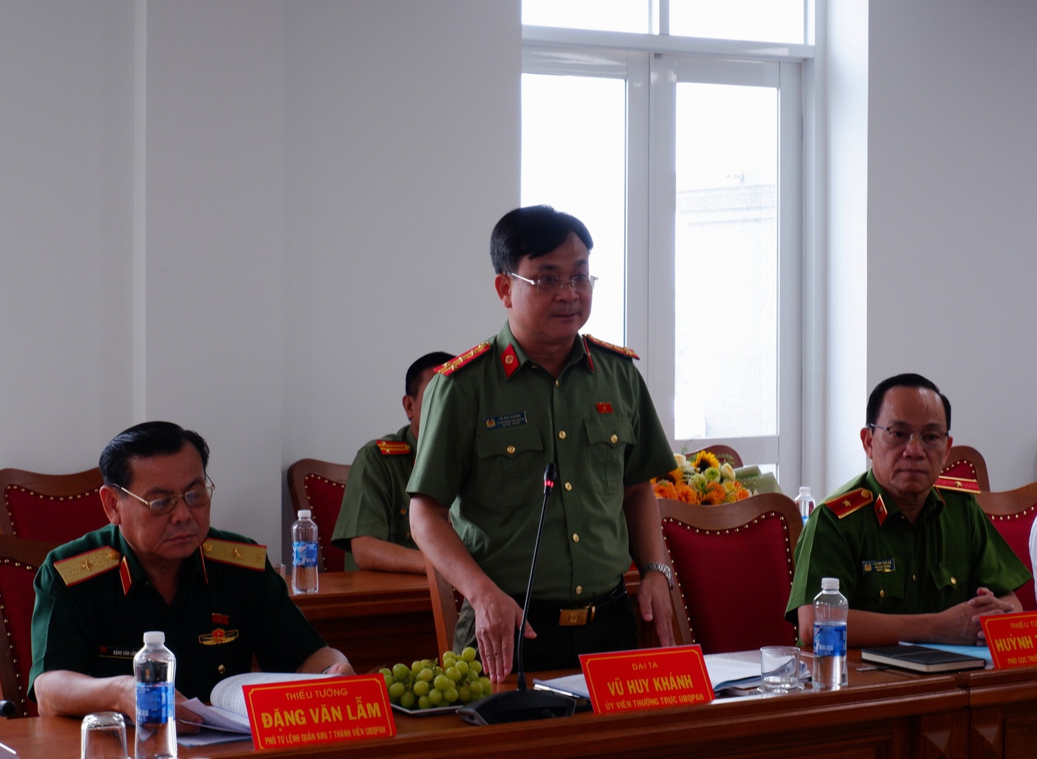 Ủy viên Thường trực Ủy ban Quốc phòng và An ninh, Đại tá Vũ Huy Khánh phát biểu