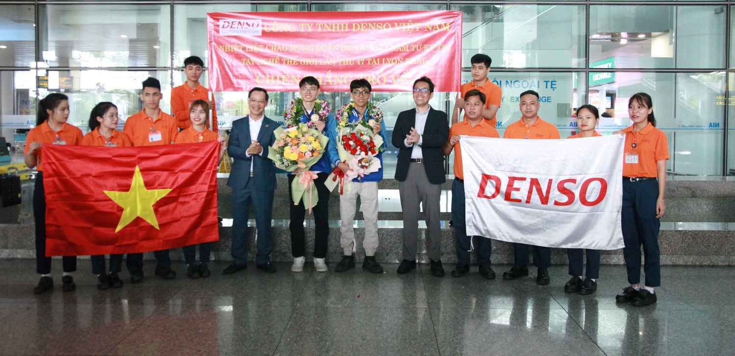 Tổng cục trưởng Tổng cục Giáo dục nghề nghiệp Trương Anh Dũng có mặt tại sân bay Nội Bài để động viên đoàn thí sinh Việt Nam trở về từ cuộc thi Kỹ năng nghề thế giới