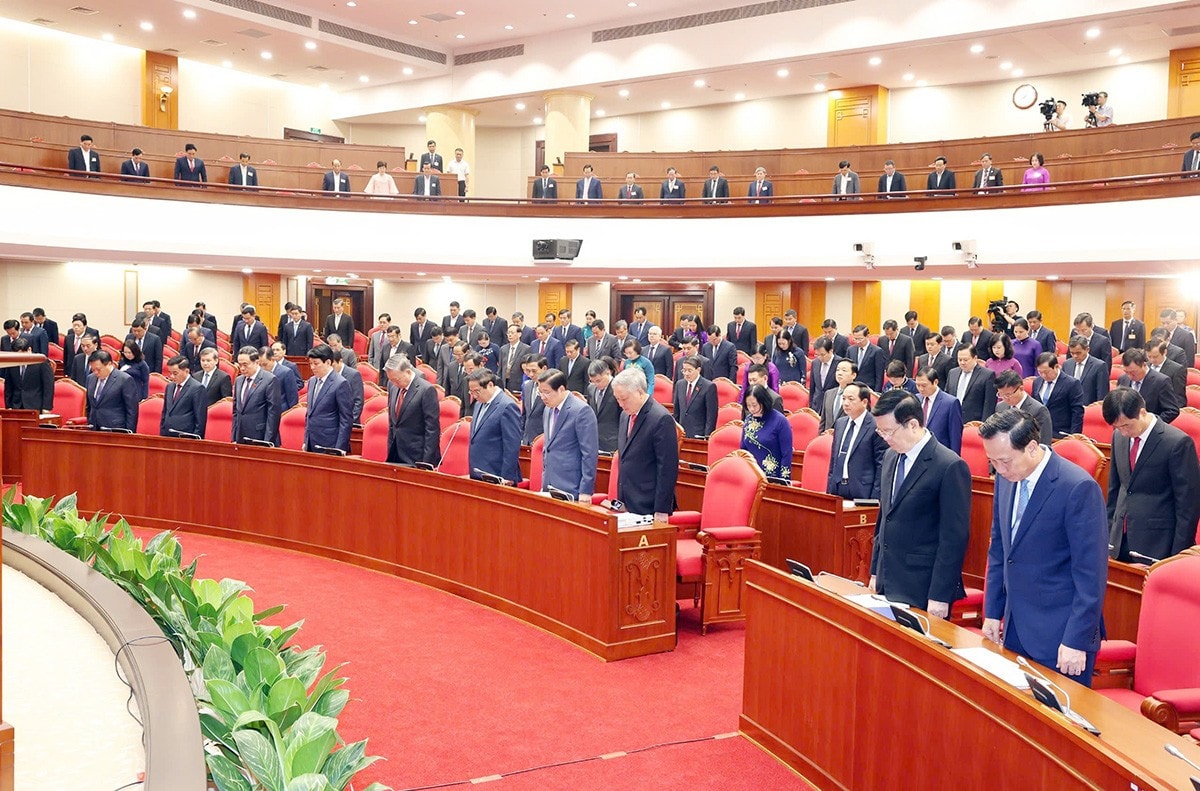 Lãnh đạo Đảng, Nhà nước và đại biểu dành một phút mặc niệm cán bộ, chiến sĩ, đồng bào bị tử nạn do cơn bão số 3. Ảnh: Trí Dũng – TTXVN