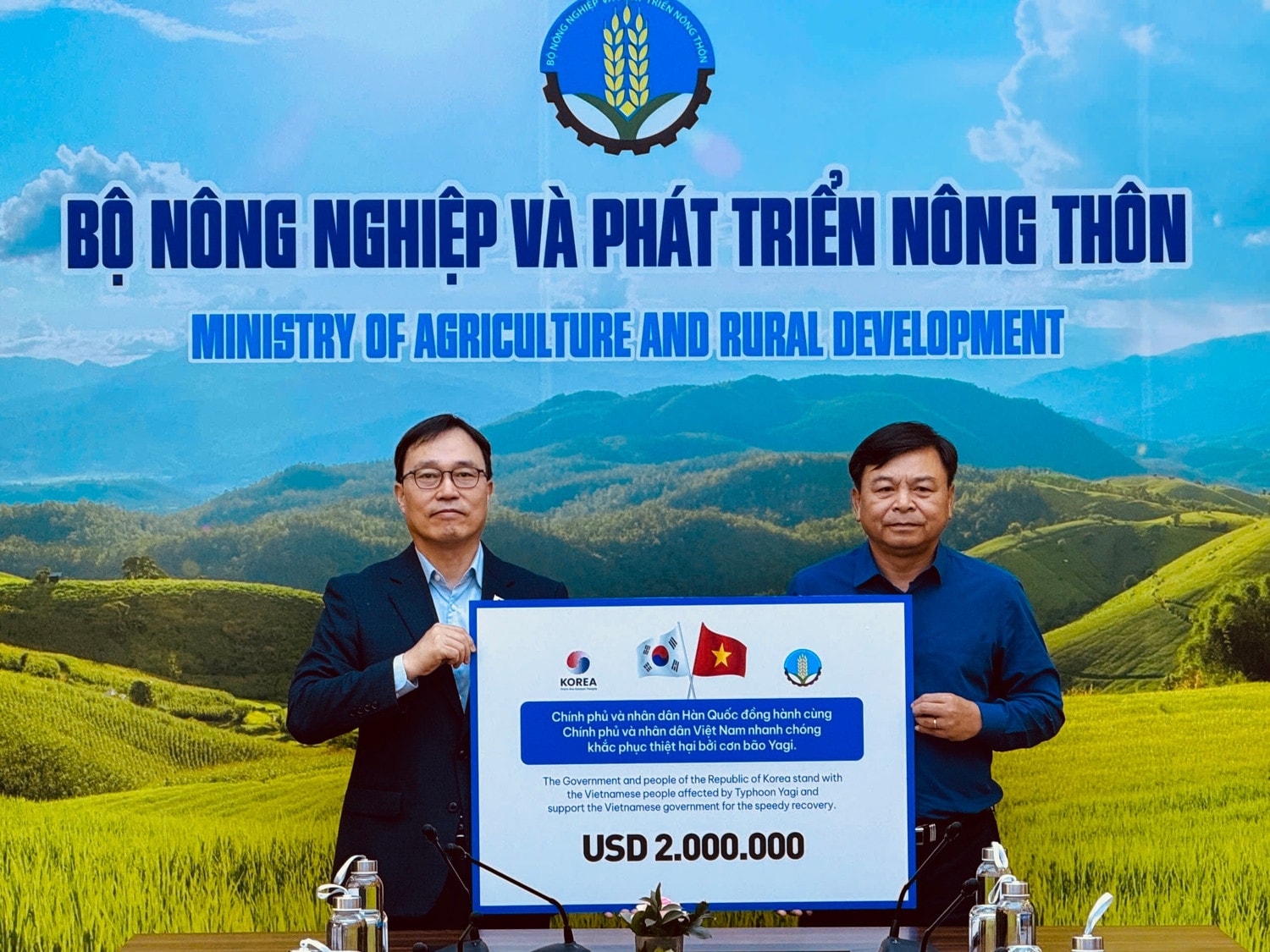 Đại sứ Hàn Quốc Choi Youngsam trao viện trợ nhân đạo tới Thứ trưởng Bộ Nông nghiệp và Phát triển Nông thôn Nguyễn Hoàng Hiệp.jpg