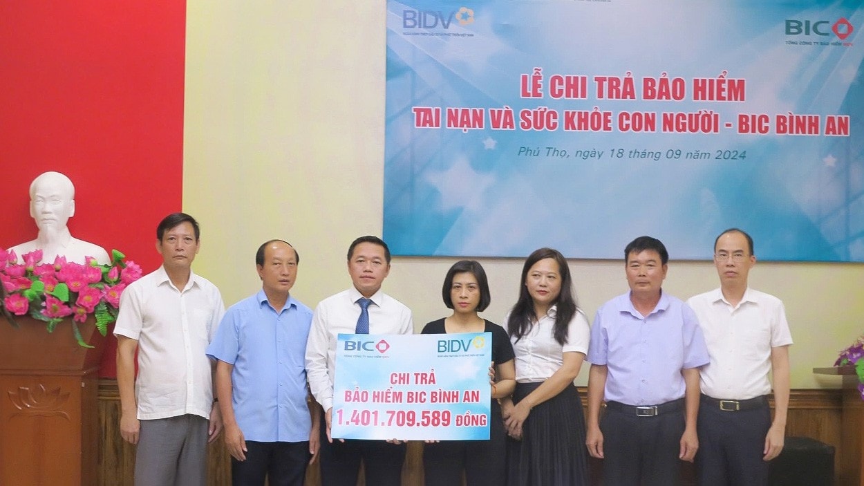 BIC trao tien bao hiem cho dai dien gia dinh khach hang.jpg
