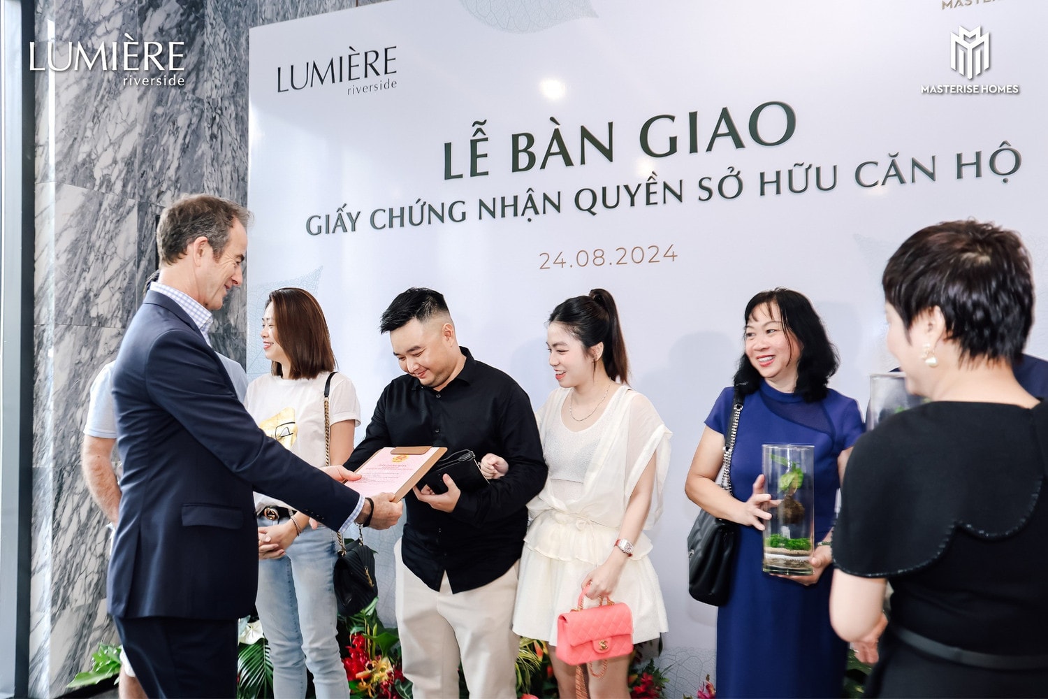 Hình 2_Lumiere riverside_bàn giao sổ hồng_2.jpg
