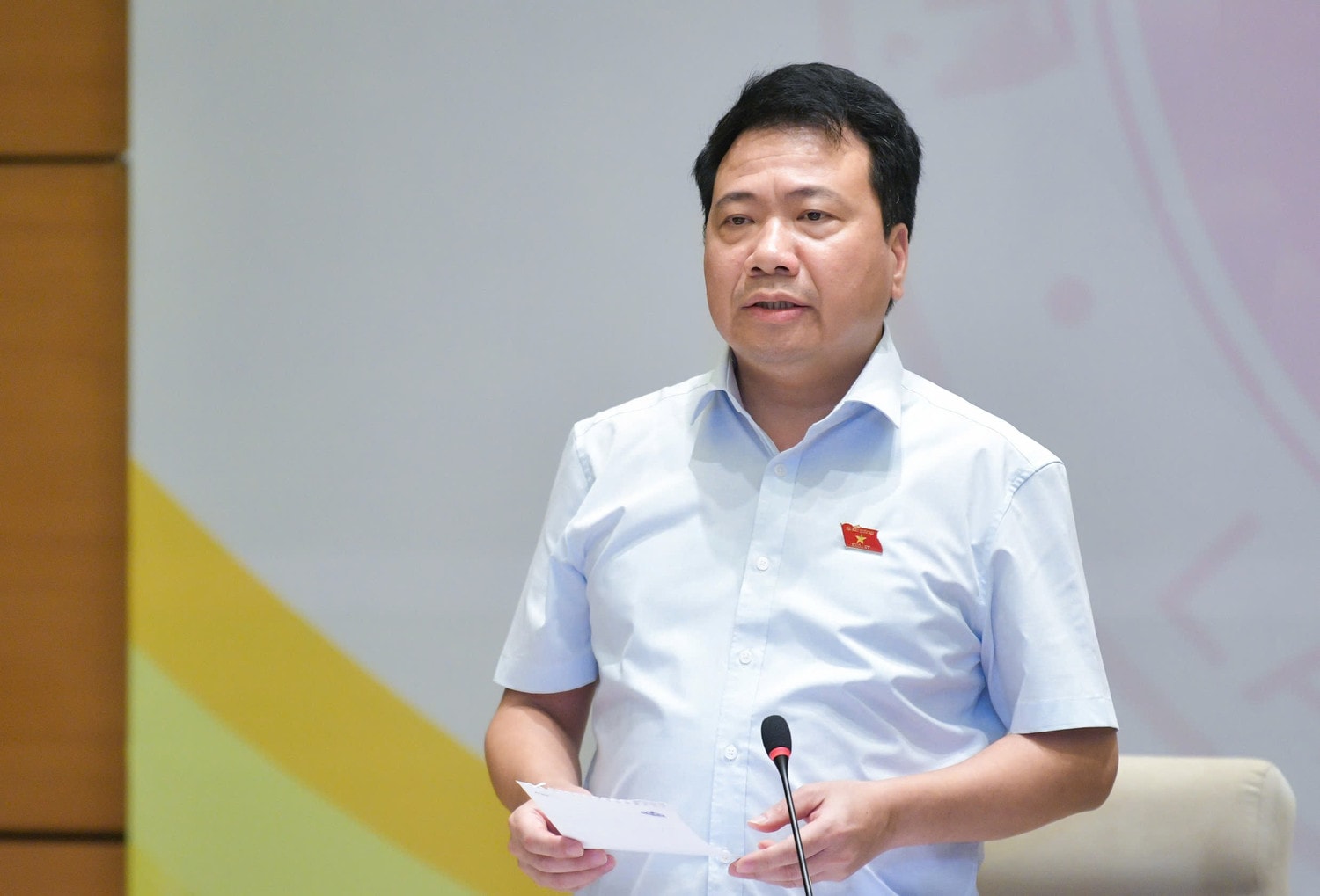 Phó Chủ nhiệm Ủy ban Pháp luật Ngô Trung Thành phát biểu tại phiên họp