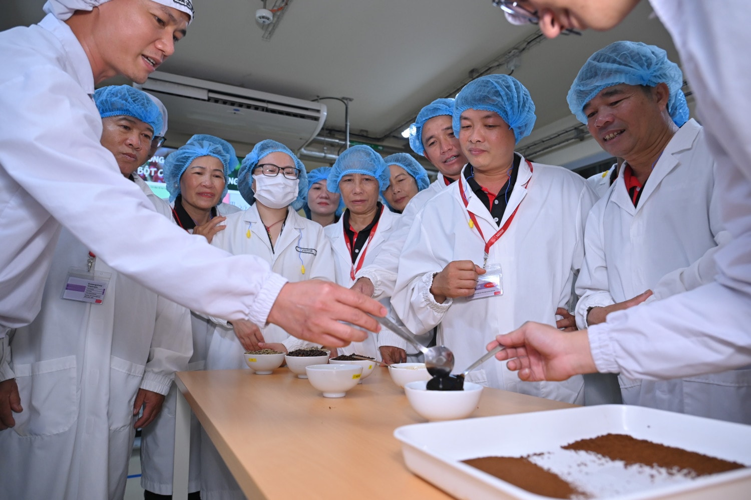 Nông dân NESCAFE PLAN tìm hiểu quy trình sản xuất từ hạt cà phê ra thành phẩm.JPG