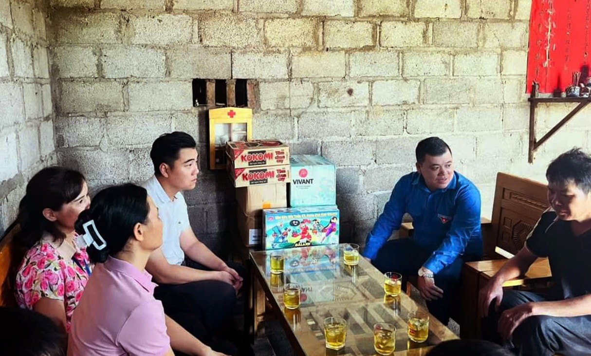 Lực lượng chức năng phối hợp đoàn thanh niên xuống hỗ trợ động viên người dân. Ảnh: Thanh Bình