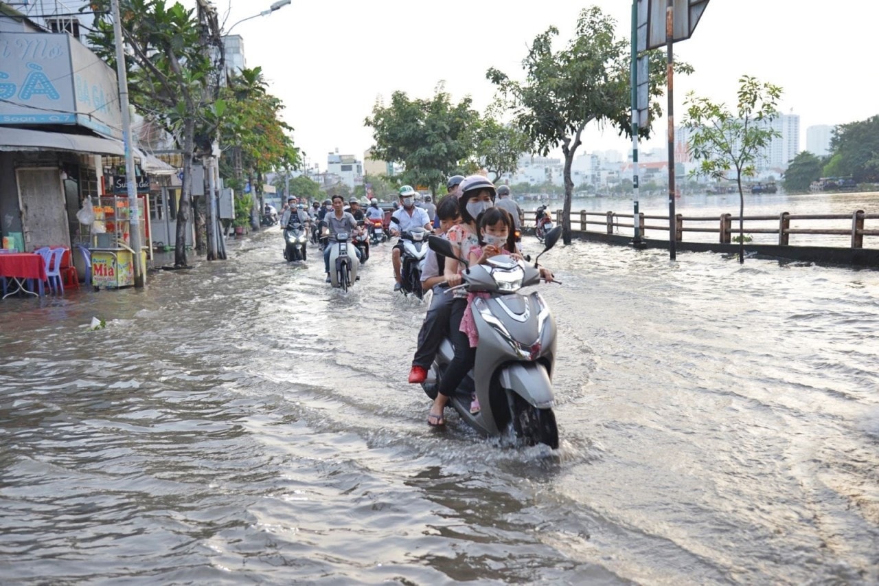 tp-ho-chi-minh-trieu-cuong-vuot-bao-dong-iii-hang-loat-tuyen-duong-ngap-sau-476-6734997.jpeg