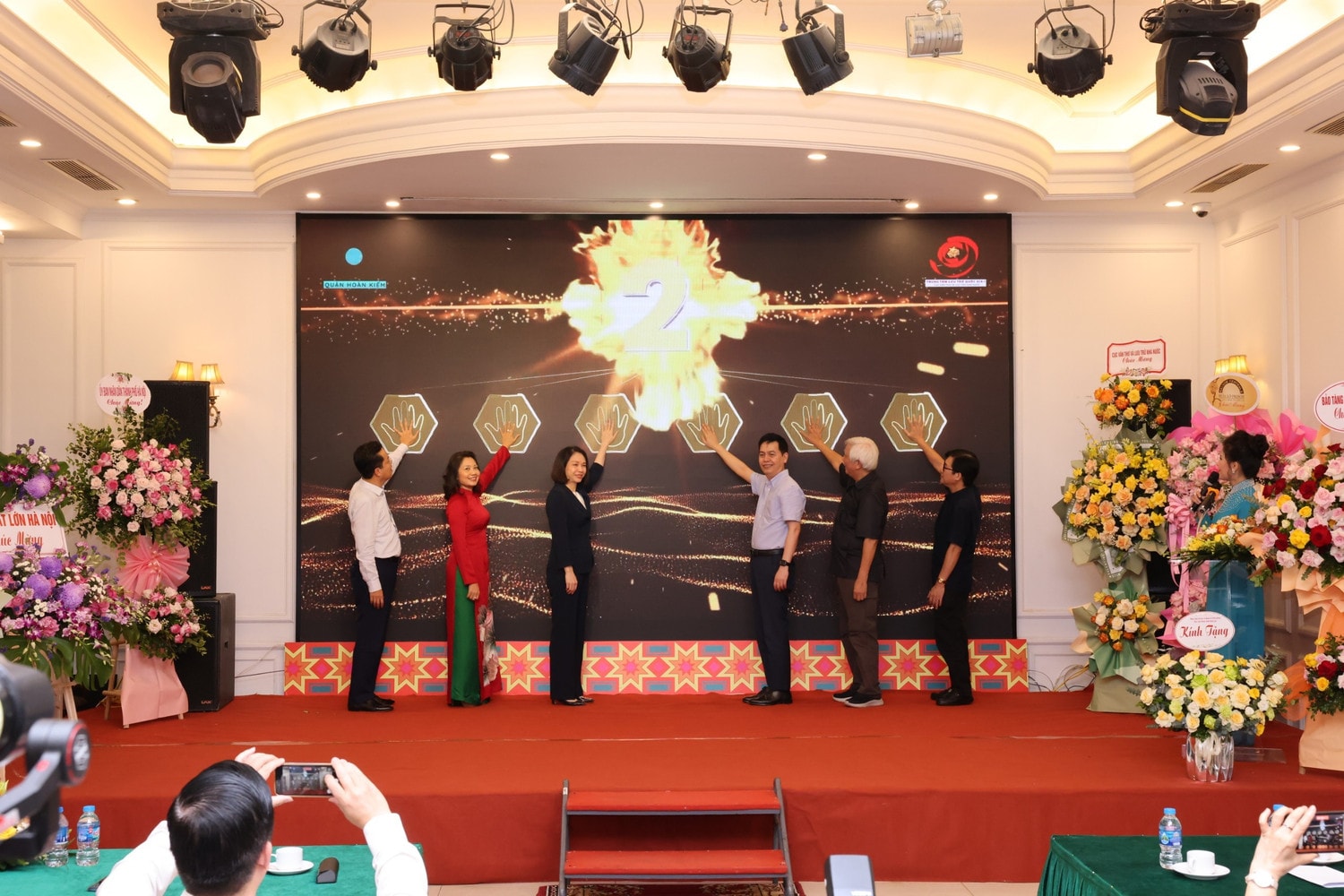 Các đại biểu thực hiện nghi thức bấm nút khai mạc triển lãm trực tuyến