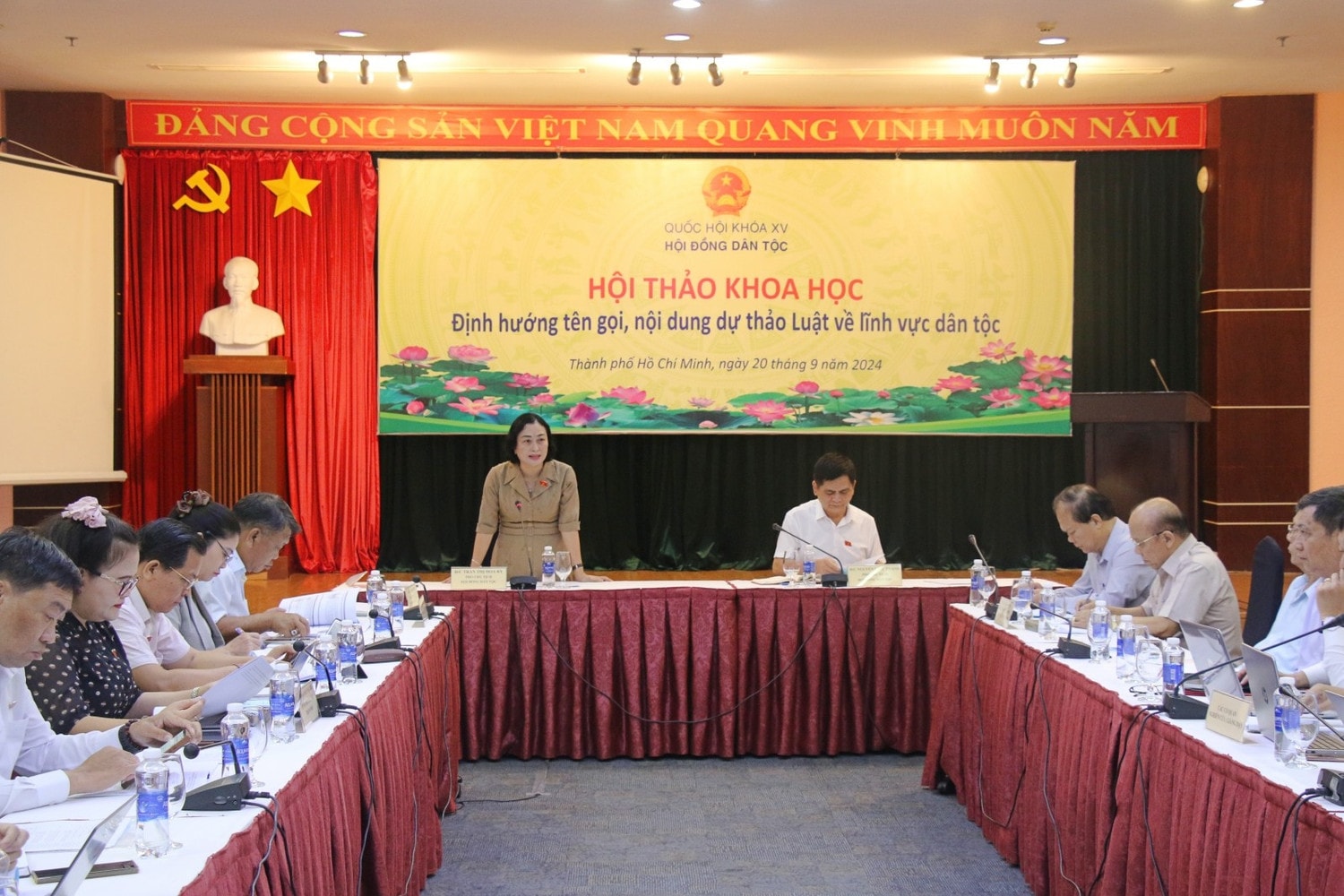 Phó Chủ tịch Hội đồng Dân tộc Trần Thị Hoa Ry phát biểu