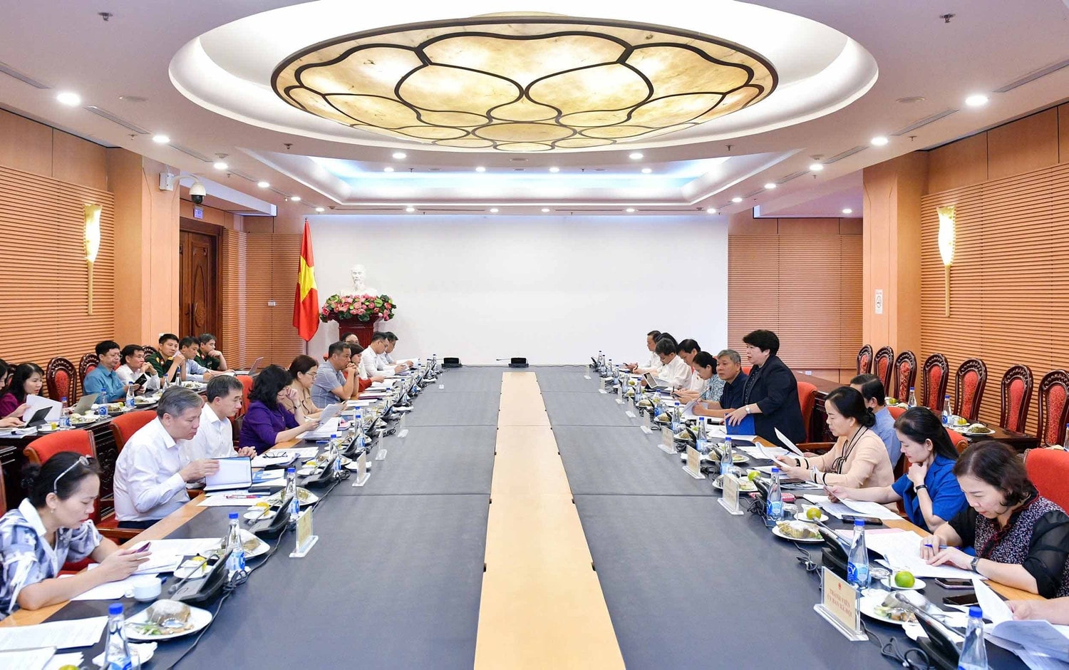 Quang cảnh phiên họp