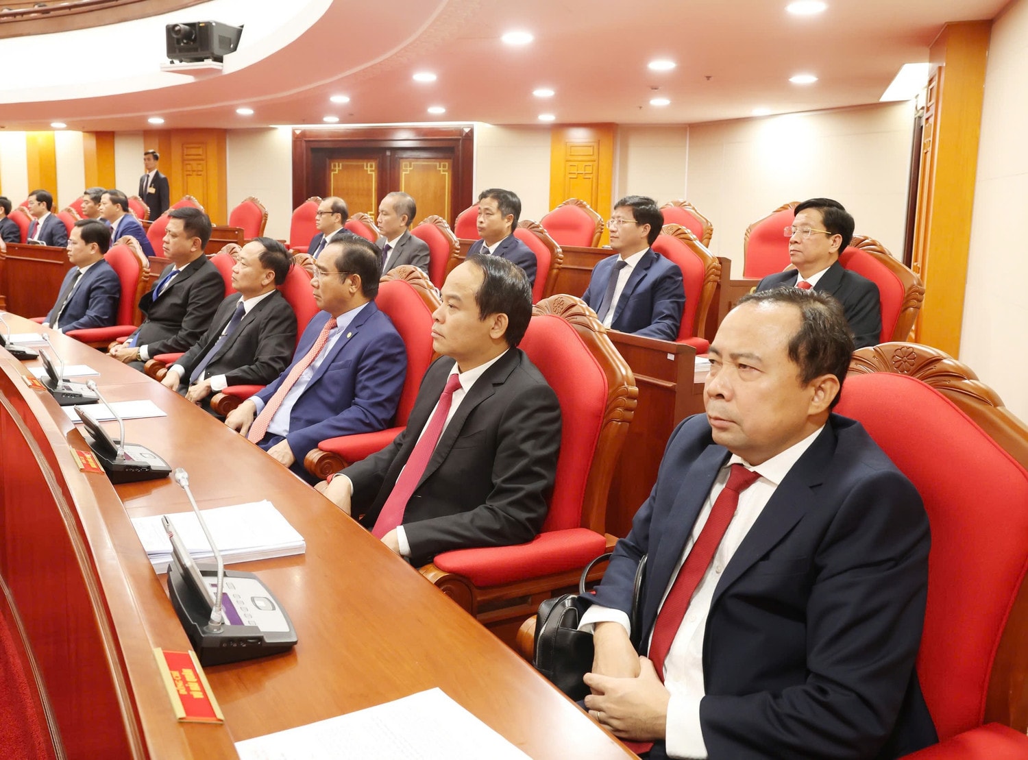 Các đại biểu dự phiên bế mạc Hội nghị lần thứ 10 Ban Chấp hành Trung ương Đảng khóa XIII. Ảnh: Trí Dũng