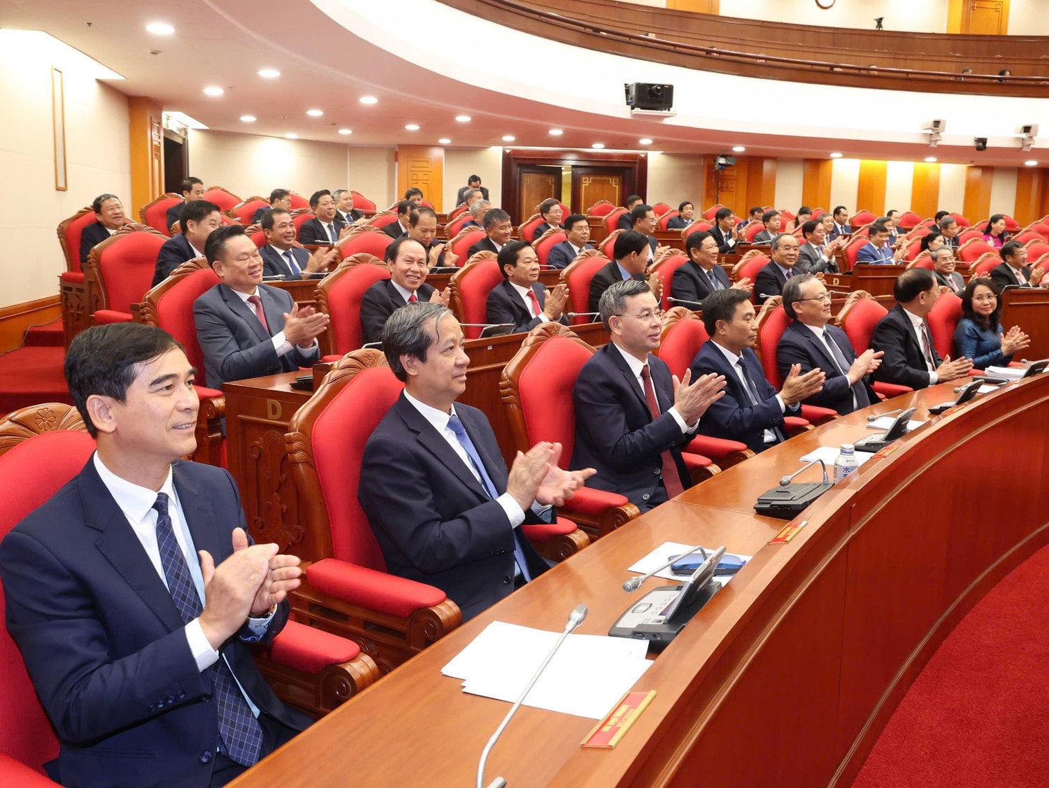 Các đại biểu dự phiên bế mạc Hội nghị lần thứ 10 Ban Chấp hành Trung ương Đảng khóa XIII. Ảnh: Trí Dũng