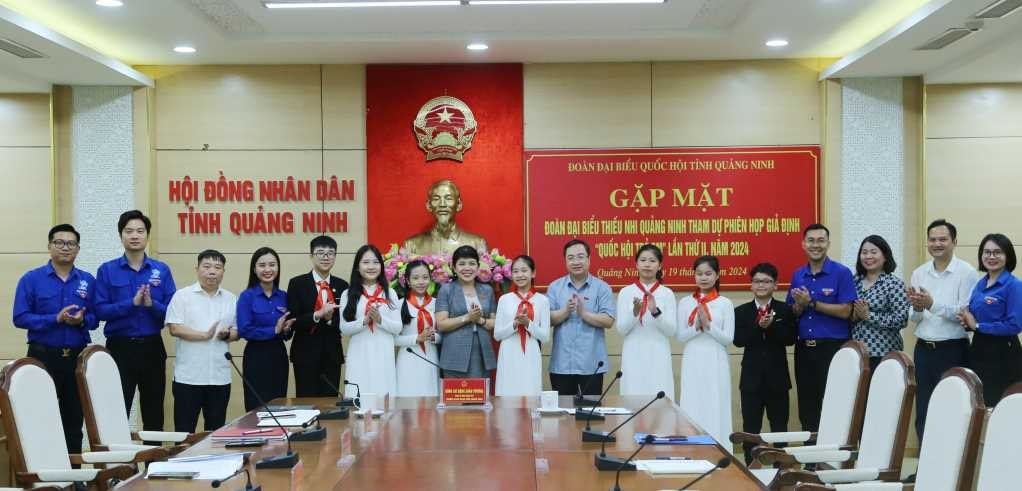 Học sinh đại diện Đoàn đại biểu thiếu nhi tỉnh Quảng Ninh tham dự phiên họp giả định “Quốc hội trẻ em” lần thứ II chia sẻ tại buổi gặp mặt