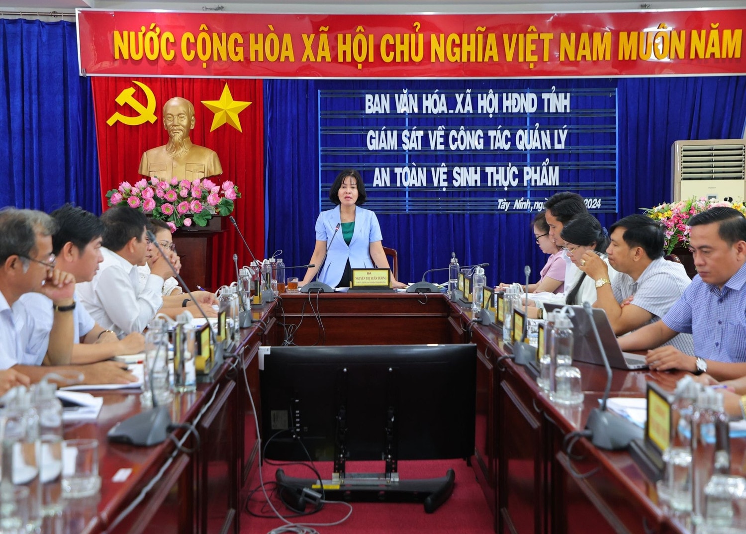 Trưởng Ban Tuyên giáo Tỉnh uỷ, Trưởng Ban Văn hoá - Xã hội HĐND tỉnh Nguyễn Thị Xuân Hương chủ trì buổi giám sát.jpg
