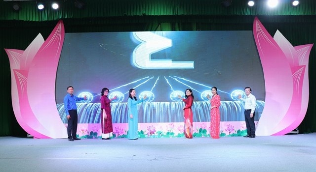 Lãnh đạo các đơn vị bấm chuông khởi động Cuộc thi. Ảnh: Thanh Trúc