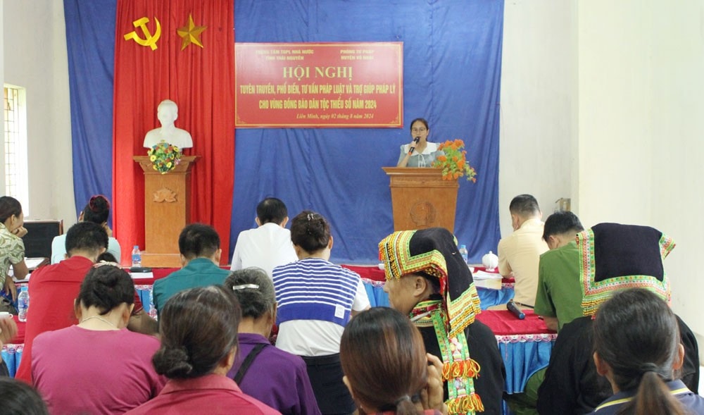 Cán bộ Sở Tư pháp tỉnh Thái Nguyên tuyên truyền, tư vấn pháp luật và trợ giúp pháp lý cho người dân tại cơ sở. Ảnh: Hoàng Hải
