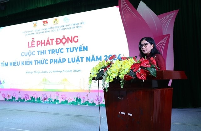 Giám đốc Sở Tư pháp tỉnh Đồng Tháp Lê Thị Hồng Phượng, Trưởng Ban Tổ chức Cuộc thi phát biểu khai mạc. Ảnh: Thanh Trúc