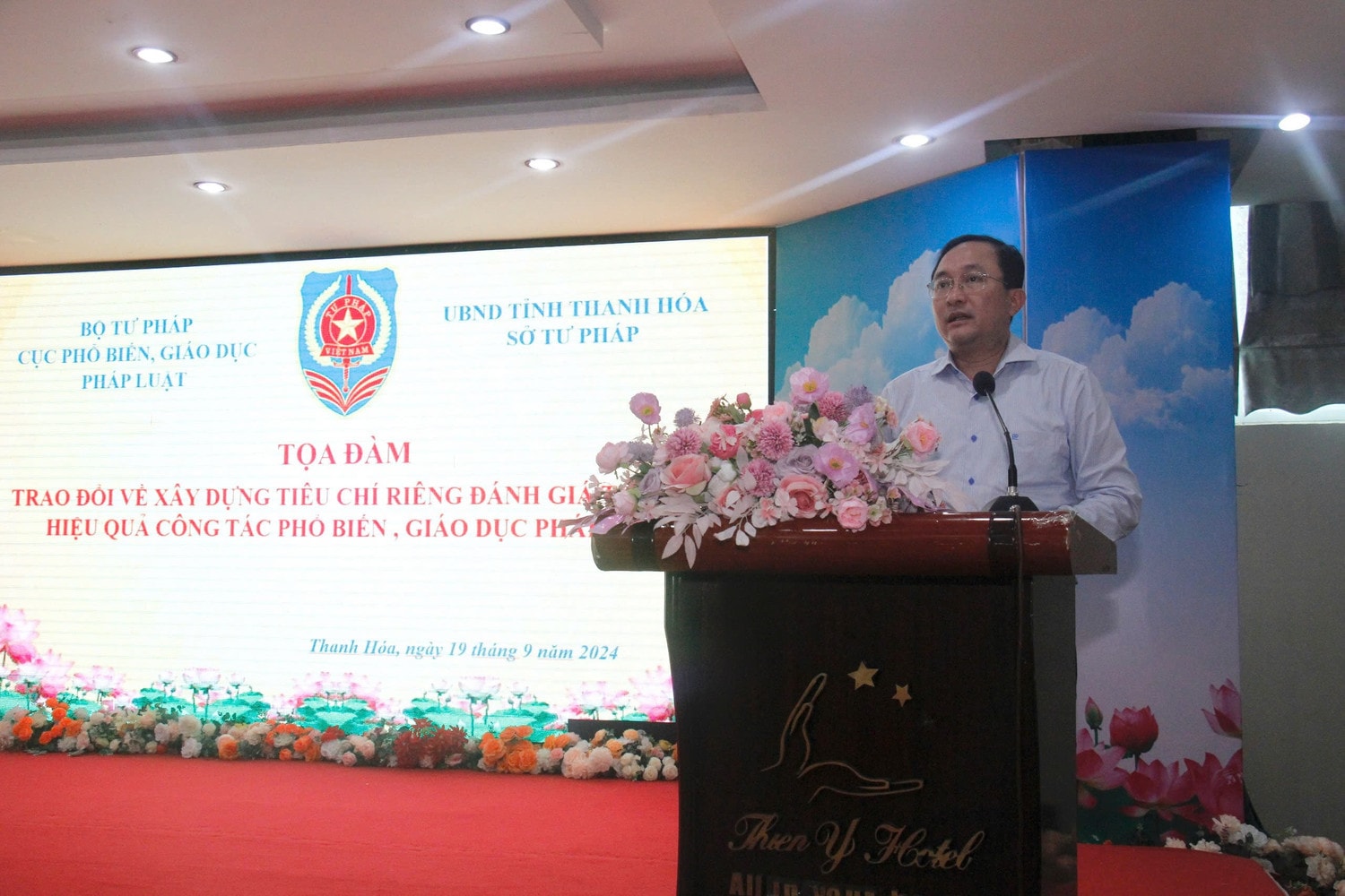 Ông Phan Hồng Nguyên, Phó Cục trưởng Cục PBGDPL phát biểu khai mạc. Ảnh: Nguyễn Giang