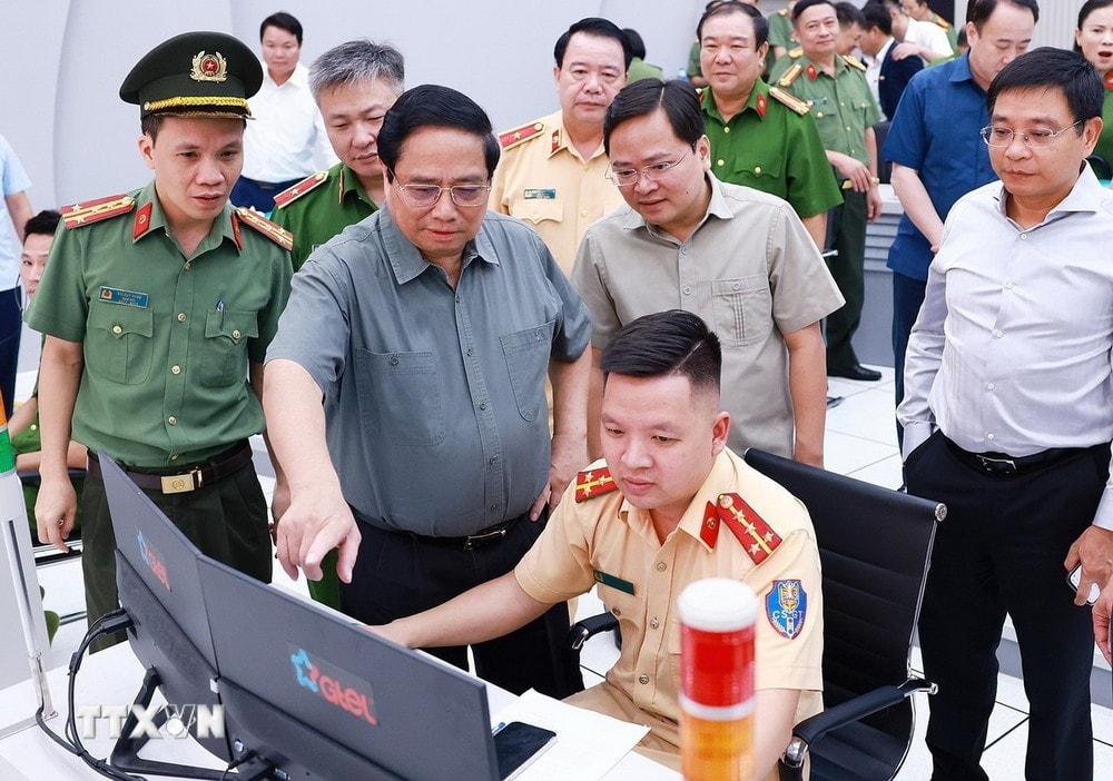 Thủ tướng Phạm Minh Chính thăm Trung tâm thông tin chỉ huy Công an tỉnh Bắc Ninh. Ảnh: Dương Giang/TTXVN