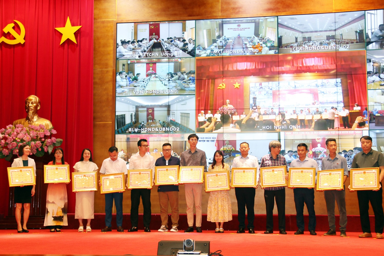 Nhiều tập thể, cá nhân có thành tích trong công tác ứng phó, khắc phục hậu quả bão số 3 được nhận Bằng khen của Chủ tịch UBND tỉnh. Ảnh: Mạnh Tuân