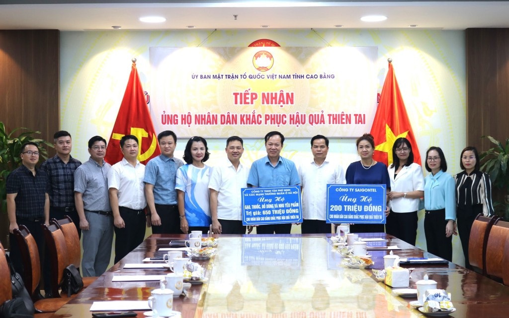 126437_pho_chu_nhiem_uy_ban_kinh_te_cua_quoc_hoi_nguyen_dinh_viet_va_cac_nha_tai_tro_trao_ung_ho_nhan_dan_tinh_cao_bang_khac_phuc_hau_qua_thien_tai_21464221.jpg
