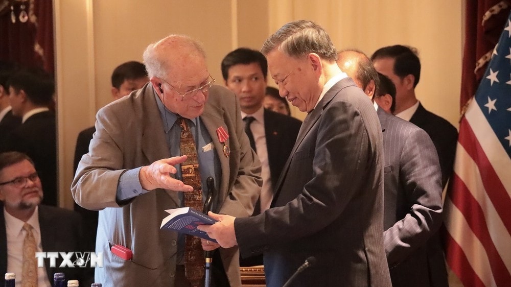 Người bạn Hoa Kỳ John McAuliff (trái) tặng Tổng Bí thư, Chủ tịch nước Tô Lâm cuốn sách về Việt Nam. Ảnh: Thanh Tuấn/TTXVN