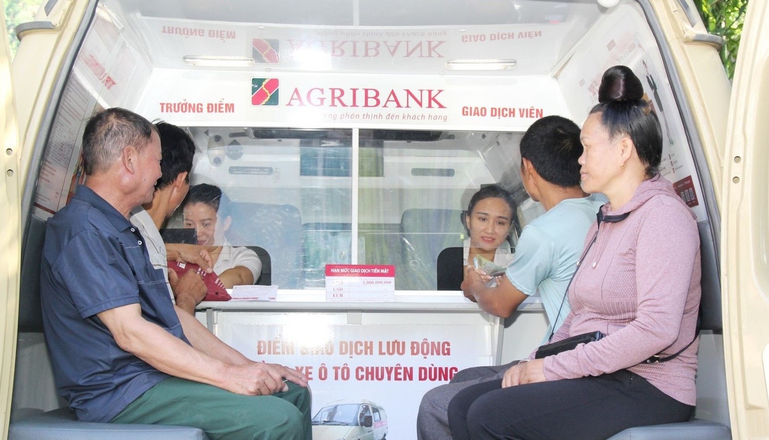 phien-giao-dich-luu-dong-bang-xe-o-to-chuyen-dung-cua-agribank-thanh-pho-tai-xa-chieng-xom_.jpg